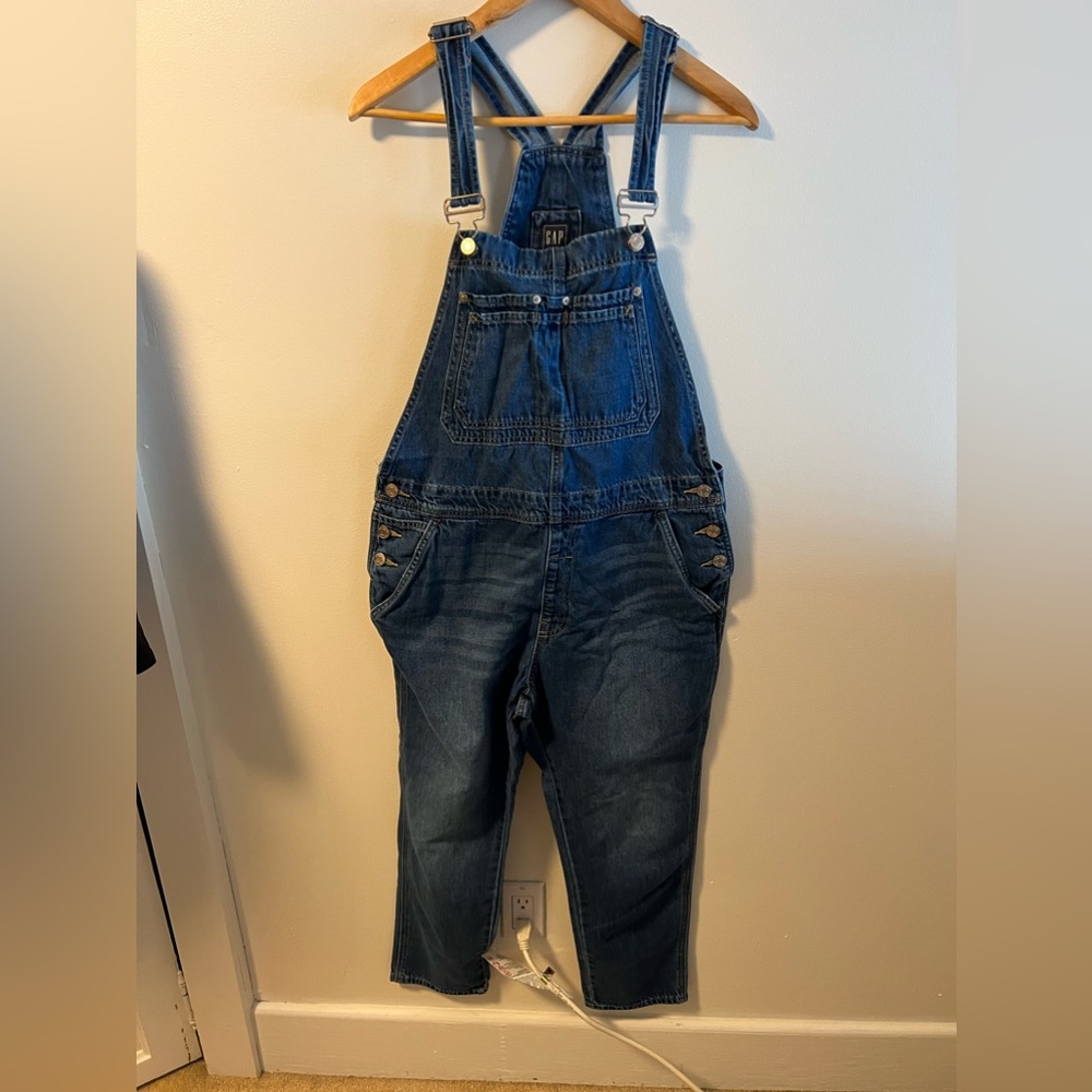 Women’s Gap cropped overalls size medium